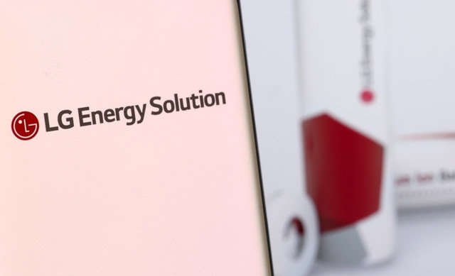 O logótipo da LG Energy Solution é apresentado num smartphone em frente ao Web site da empresa nesta ilustração de 4 de dezembro de 2021. REUTERS/Dado Ruvic/Illustration