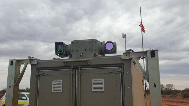 ภาพจากวิดีโอแจกเผยให้เห็นอาวุธเลเซอร์พลังงานสูง Apollo ซึ่งผลิตโดย Electro Optic Systems (EOS) ใกล้กรุงแคนเบอร์รา ประเทศออสเตรเลีย เมื่อเดือนพฤษภาคม 2022 Electro Optic Systems (EOS)/Handout via REUTERS