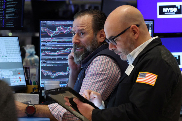 متداولون يعملون في قاعة التداول ببورصة نيويورك (NYSE) في مدينة نيويورك بالولايات المتحدة، 5 فبراير 2026. REUTERS/Brendan McDermid