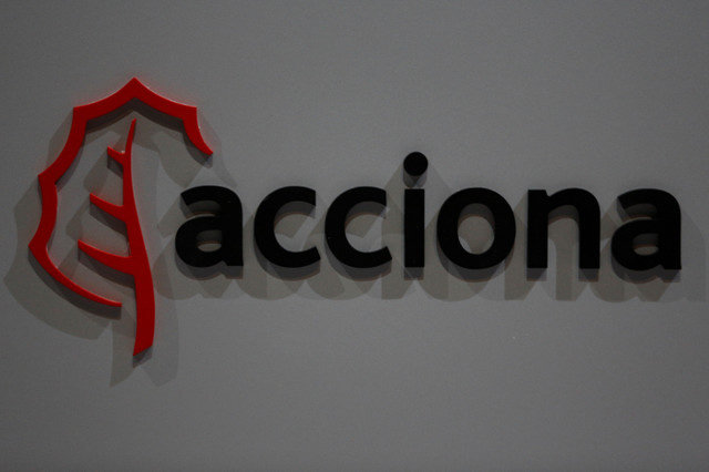 O logótipo do conglomerado espanhol de energia, construção e serviços Acciona é visto durante a assembleia geral anual de acionistas da empresa em Alcobendas, nos arredores de Madrid, a 10 de maio de 2016. REUTERS/Sergio Perez