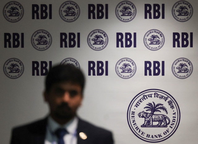 رجل يمر بجانب شعار بنك الاحتياطي الهندي (RBI) داخل مقره الرئيسي في مومباي، الهند، 6 يونيو 2025. REUTERS/Francis Mascarenhas