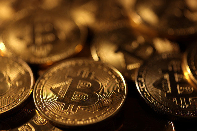 تظهر تمثيلات للعملة المشفرة بيتكوين في هذا الرسم التوضيحي الذي تم التقاطه في 25 نوفمبر 2024. REUTERS/Dado Ruvic/Illustration
