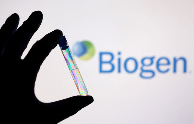 Um tubo de ensaio é visto em frente ao logótipo da Biogen nesta ilustração capturada em 1 de dezembro de 2021. REUTERS/Dado Ruvic/Illustration/File Photo