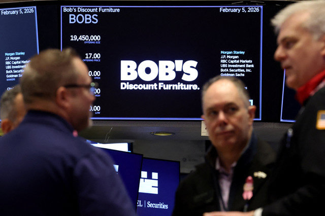 หน้าจอแสดงโลโก้และข้อมูลการซื้อขายของ Bob's Discount Furniture ระหว่างการเสนอขายหุ้น IPO ของบริษัทที่ตลาดหลักทรัพย์นิวยอร์ก (NYSE) ในนครนิวยอร์ก สหรัฐอเมริกา เมื่อวันที่ 5 กุมภาพันธ์ 2026 REUTERS/Brendan McDermid