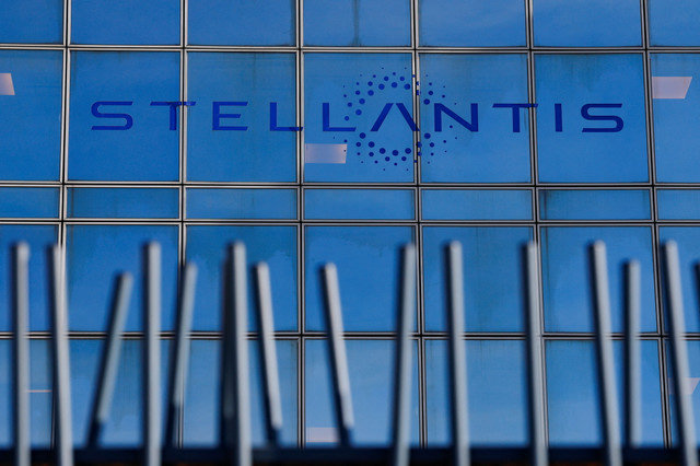 โลโก้ของ Stellantis ปรากฏบนอาคารของบริษัทในเมืองปัวซี ใกล้กรุงปารีส ประเทศฝรั่งเศส เมื่อวันที่ 26 กุมภาพันธ์ 2025 REUTERS/Stephanie Lecocq