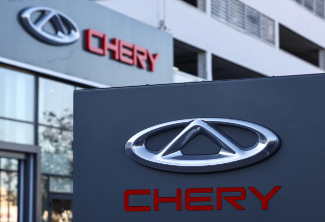 Một tấm bảng có logo của hãng xe Trung Quốc Chery được trưng bày tại một đại lý ở Khimki, ngoại ô Moscow, Nga, vào ngày 2 tháng 10 năm 2024. REUTERS/Evgenia Novozhenina