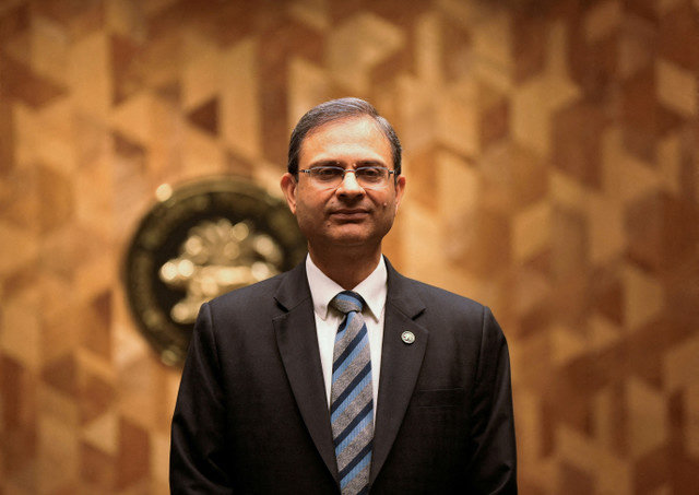 FILE PHOTO: Reserve Bank of India (RBI) Governor Sanjay Malhotra poses for a picture as he returns after a press conference in Mumbai, India, December 11, 2024. REUTERS/Hemanshi Kamani/File Photo