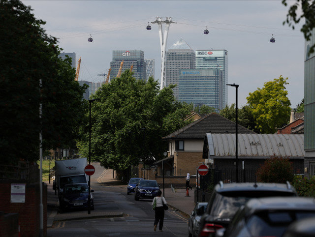 Uma vista de casas residenciais ao lado de blocos de escritórios em Canary Wharf, em Londres, Grã-Bretanha, 24 de junho de 2024. REUTERS/Isabel Infantes
