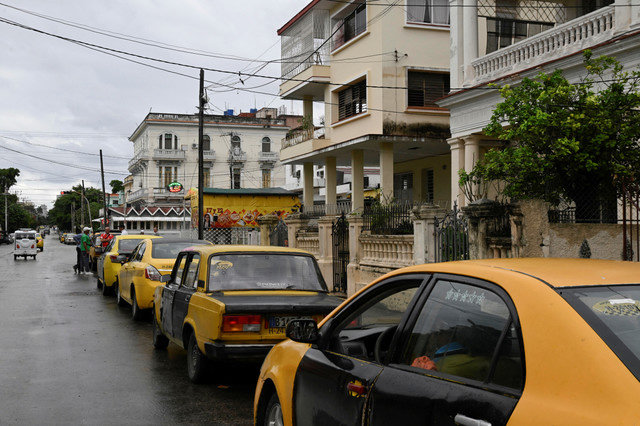 Taxi drivers wait in line for fuel outside a gas station in Havana, Cuba, on January 12, 2026, as the country faces worsening fuel shortages and power outages following U.S. President Donald Trump's vow to block Venezuelan oil and funds. REUTERS/Norlys Perez