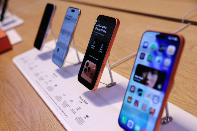 Dòng iPhone 17 được trưng bày tại Apple Store ở thành phố New York, Hoa Kỳ, vào ngày 19 tháng 9 năm 2025. REUTERS/Shannon Stapleton