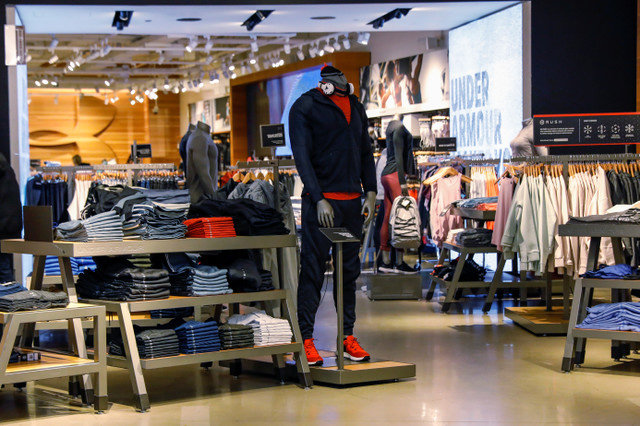 Se exhiben productos en una tienda de Under Armour en la ciudad de Nueva York, EE. UU., el 4 de noviembre de 2019. REUTERS/Brendan McDermid