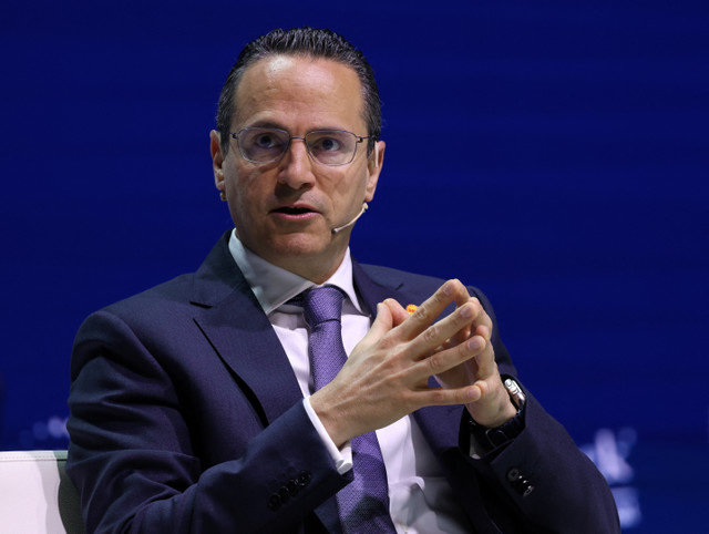 シェルのウェル・サワン最高経営責任者(CEO)が、2025年6月17日にマレーシアのクアラルンプール・コンベンション・センターで開催されたエナジー・アジア会議で講演した。REUTERS/Edgar Su
