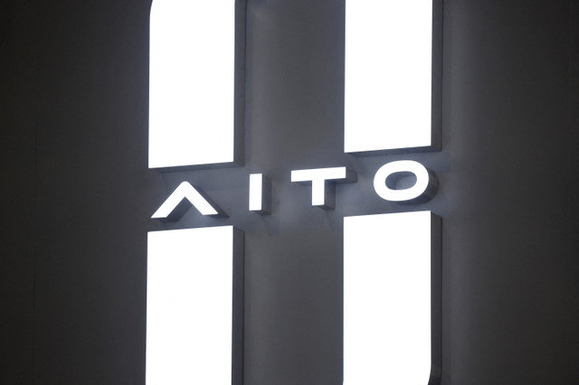 โลโก้ของ Huawei Aito ปรากฏที่งาน Paris Auto Show 2024 ในกรุงปารีส ประเทศฝรั่งเศส เมื่อวันที่ 15 ตุลาคม 2024 REUTERS/Benoit Tessier