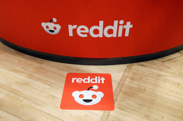 2024年3月21日,美国纽约市,纽约证券交易所 (NYSE) 展示着 Reddit 的标志。REUTERS/Brendan McDermid