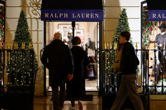 FOTO DE ARCHIVO: Decoraciones navideñas en la entrada de una tienda de Ralph Lauren en París, Francia, el 7 de diciembre de 2025. REUTERS/Benoit Tessier/File Photo