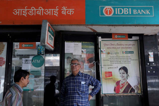 2023年4月18日、インドのムンバイにあるIDBI銀行の支店外のATMの横に立つ男性。REUTERS/Niharika Kulkarni