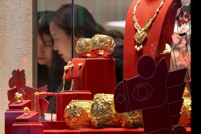 Indian Gold Premiums Halve Amid Chinese Demand Surge