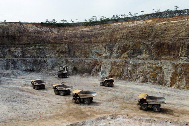 A drone view shows queued dump trucks at Gold Fields Mine in Tarkwa, Ghana, April 11, 2025. REUTERS/Francis Kokoroko/File Photo