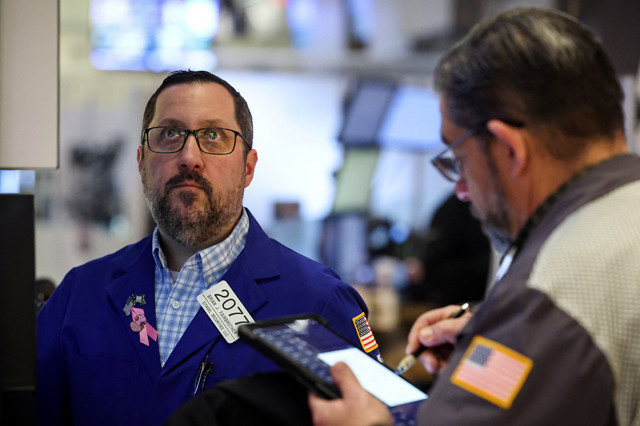 2026年2月5日、米国ニューヨーク市のニューヨーク証券取引所(NYSE)のフロアで働くトレーダーたち。REUTERS/Brendan McDermid