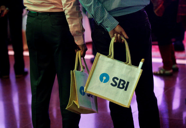 โลโก้ของธนาคารสเตทแบงก์ออฟอินเดีย (SBI) ปรากฏบนกระเป๋าที่ผู้เข้าร่วมถือระหว่างการแถลงข่าวในเมืองมุมไบ ประเทศอินเดีย เมื่อวันที่ 30 ตุลาคม 2017 REUTERS/Shailesh Andrade