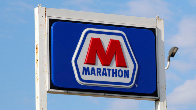 Un letrero de Marathon se ve fuera de la refinería de Marathon Petroleum (MPC.N) en Detroit, Michigan, EE. UU., el 9 de septiembre de 2024. REUTERS/Rebecca Cook/File Photo