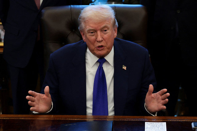 El presidente de EE. UU., Donald Trump, habla en la Oficina Oval de la Casa Blanca el día en que anunció la creación de una reserva de minerales críticos, el 2 de febrero de 2026. REUTERS/Evelyn Hockstein