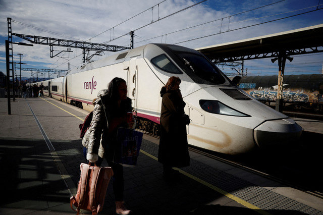 ผู้โดยสารเดินผ่านรถไฟ Renfe ซีรีส์ 130 Talgo Bombardier ที่สถานี Miranda de Ebro ประเทศสเปน เมื่อวันที่ 8 กุมภาพันธ์ 2025 REUTERS/Vincent West/File Photo