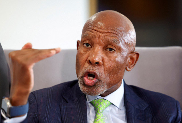 FOTO DE ARQUIVO: O governador do Banco de Reserva da África do Sul, Lesetja Kganyago, gesticula durante uma entrevista à Reuters em Sandton, África do Sul, em 30 de outubro de 2025. REUTERS/Siphiwe Sibeko/File Photo