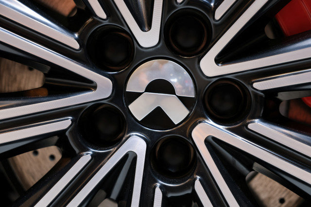 โลโก้ Nio ปรากฏที่บูธ Nio ระหว่างวันสื่อมวลชนในงาน Auto Shanghai ที่เซี่ยงไฮ้ ประเทศจีน เมื่อวันที่ 24 เมษายน 2025 REUTERS/Go Nakamura