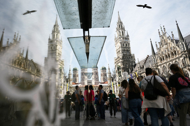 A Frauenkirche e a prefeitura municipal são refletidas em uma janela em Munique, Alemanha, em 25 de agosto de 2025. REUTERS/Angelika Warmuth