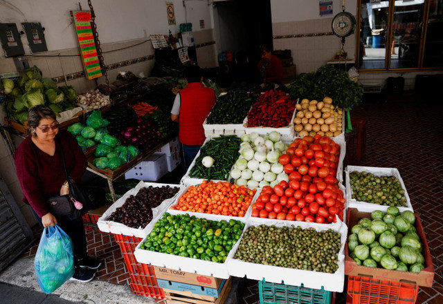 Personas compran en un puesto de mercado mientras la inflación aumenta a principios de enero, impulsada por nuevos impuestos y aranceles de importación más altos, siendo los cigarrillos y los refrescos los que más subieron de precio, en Monterrey, México, el 22 de enero de 2026. REUTERS/Daniel Becerril
