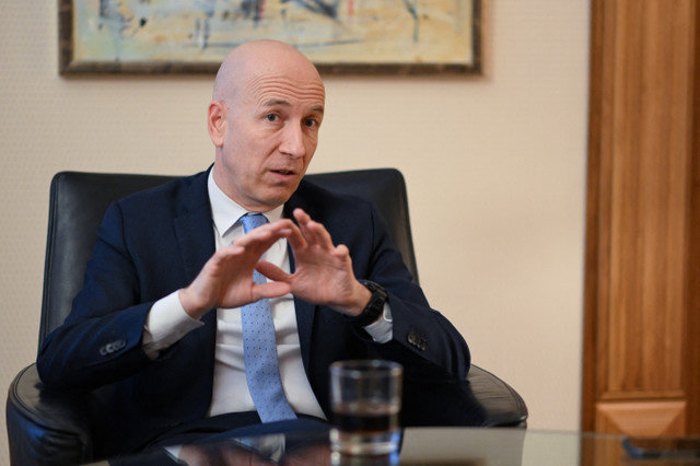 O governador do Banco Nacional da Áustria e membro do Conselho do BCE, Martin Kocher, participa de uma entrevista com a Reuters em seu escritório em Viena, Áustria, em 6 de fevereiro de 2026. REUTERS/Elisabeth Mandl