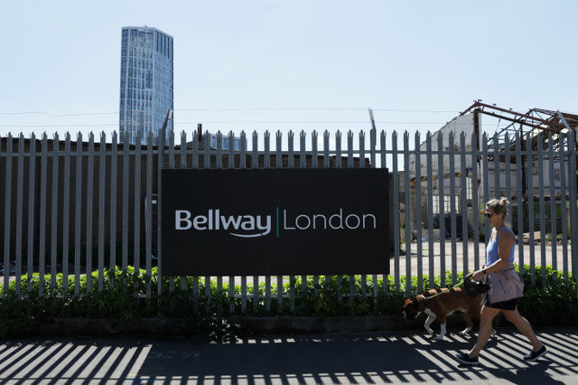 صورة أرشيفية: لافتة لشركة Bellway تظهر في موقع لبناء المساكن في لندن، بريطانيا، في 9 أغسطس 2023. REUTERS/Alishia Abodunde/File Photo