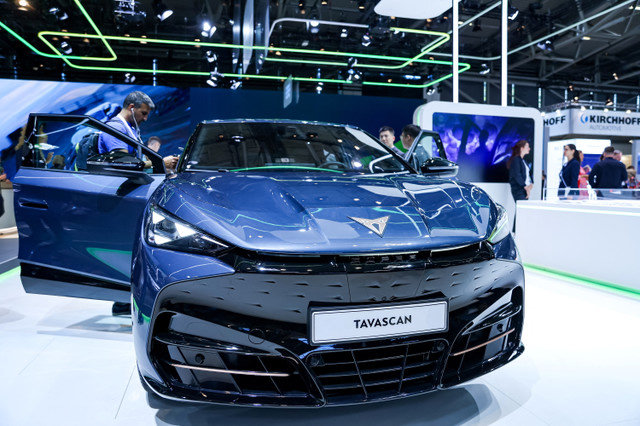 2023年9月4日、ドイツのミュンヘンで開催される「IAAモビリティ2023(ミュンヘンモーターショー)」の公式開幕前日のイベントで、スペインの自動車メーカー、シート・キュプラのタバスカン(Tavascan)が展示された。REUTERS/Leonhard Simon