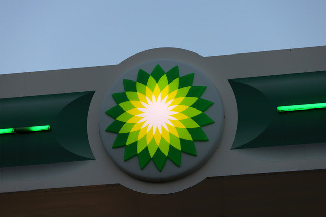 يظهر شعار شركة بي بي (BP) في محطة وقود تابعة للشركة في مانهاتن بمدينة نيويورك، الولايات المتحدة، في 24 نوفمبر 2021. REUTERS/Andrew Kelly