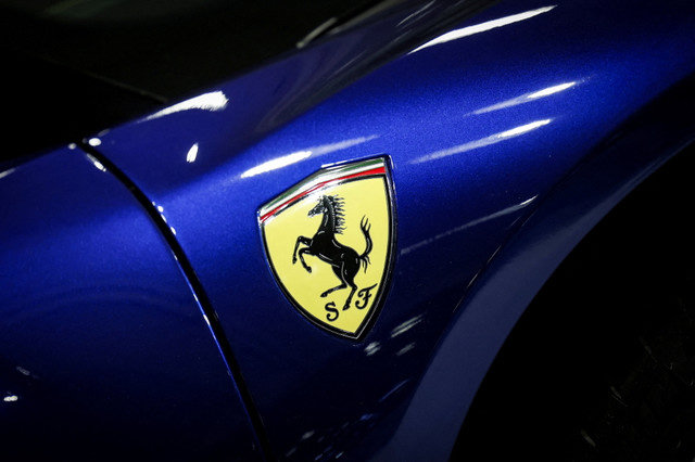 โลโก้ Ferrari ปรากฏบนยานพาหนะในงานรอบสื่อมวลชน New York International Auto Show ที่นครนิวยอร์ก สหรัฐอเมริกา เมื่อวันที่ 16 เมษายน 2025 REUTERS/Jeenah Moon