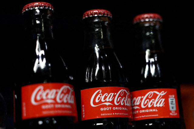 FOTO DE ARQUIVO: Garrafas de Coca-Cola são exibidas em uma prateleira de um supermercado em Paris, França, em 29 de janeiro de 2025. REUTERS/Abdul Saboor/File Photo