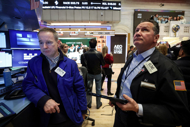 متداولون يعملون في قاعة التداول في بورصة نيويورك (NYSE) في مدينة نيويورك، الولايات المتحدة، 9 فبراير 2026. REUTERS/Brendan McDermid