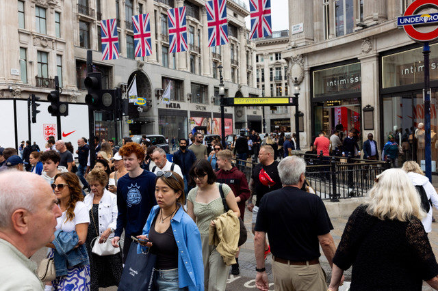 ผู้คนและนักช้อปเดินข้ามทางม้าลายที่ Oxford Circus ในกรุงลอนดอน ประเทศอังกฤษ เมื่อวันที่ 31 กรกฎาคม 2025 REUTERS/Jack Taylor