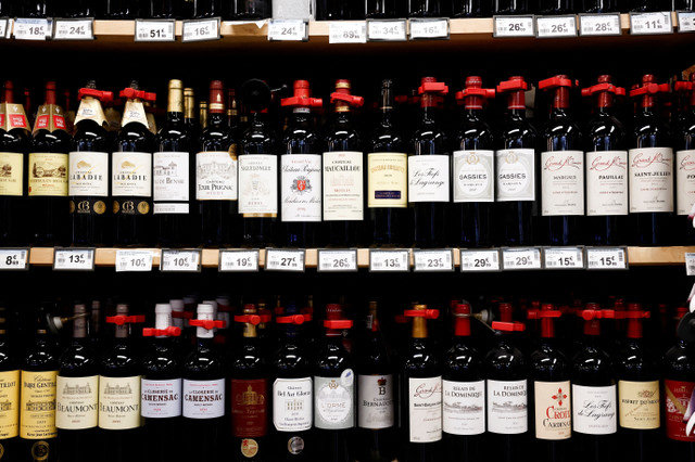 FOTO DE ARCHIVO: Botellas de vino francés se exhiben para su venta en un supermercado en París, Francia, el 4 de abril de 2025. REUTERS/Benoit Tessier/File Photo