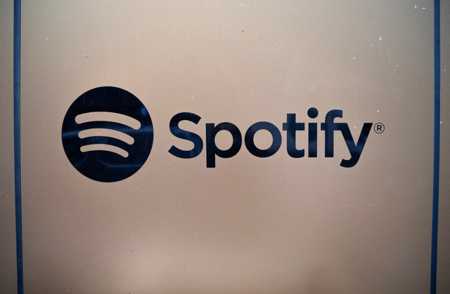 2025年11月18日、スウェーデンのストックホルムにあるRegeringsgatanのSpotify本社に掲げられた同社のロゴ。 TT News Agency/Fredrik Sandberg/via REUTERS