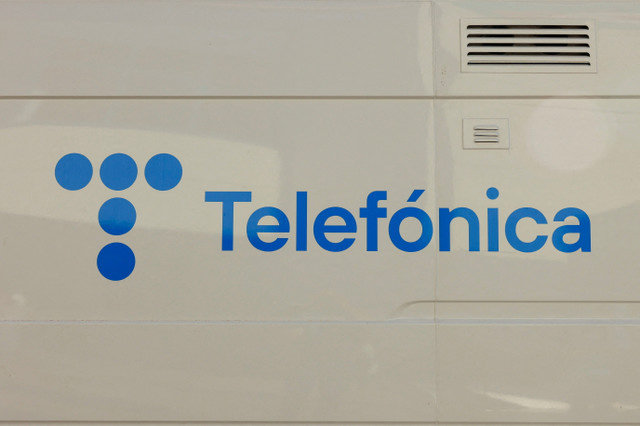 شعار شركة الاتصالات الإسبانية تليفونيكا يظهر على شاحنة بث فضائي في مالقة بإسبانيا، 22 نوفمبر 2024. REUTERS/Jon Nazca