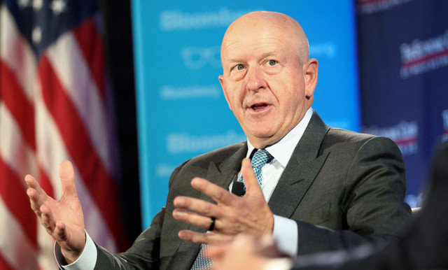 FOTO DE ARQUIVO: O CEO do Goldman Sachs, David Solomon, fala durante uma entrevista no Economic Club of Washington em Washington, D.C., EUA, em 30 de outubro de 2025. REUTERS/Kevin Lamarque/File Photo