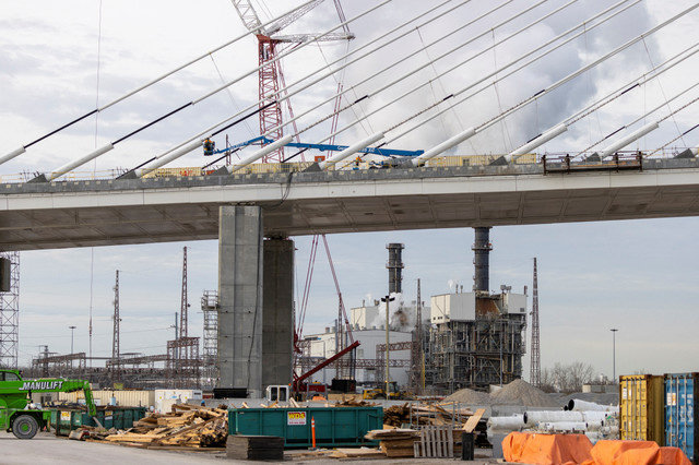 Uma vista da Ponte Internacional Gordie Howe, ainda em construção, com a usina geradora Atura Power - Brighton Beach ao fundo, em Windsor, Ontário, Canadá, em 5 de fevereiro de 2025. REUTERS/Carlos Osorio/File Photo