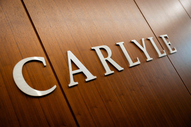 ป้ายสัญลักษณ์ Carlyle จัดแสดงอยู่ที่สำนักงานในแมนแฮตตัน นครนิวยอร์ก สหรัฐอเมริกา เมื่อวันที่ 26 กุมภาพันธ์ 2025 REUTERS/Jeenah Moon/File Photo