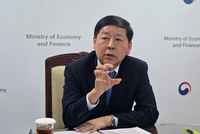 資料写真:2026年1月16日、韓国のソウルにある政府庁舎でロイターのインタビューに応じる韓国の具潤哲(ク・ユンチョル)経済副首相。REUTERS/Dogyun Kim/File Photo