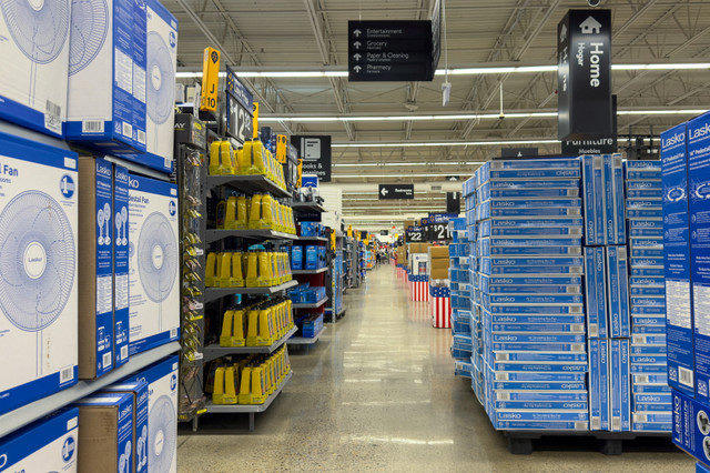 Se exhiben productos en una tienda Walmart en Oceanside, California, EE. UU., el 15 de mayo de 2025. REUTERS/Mike Blake