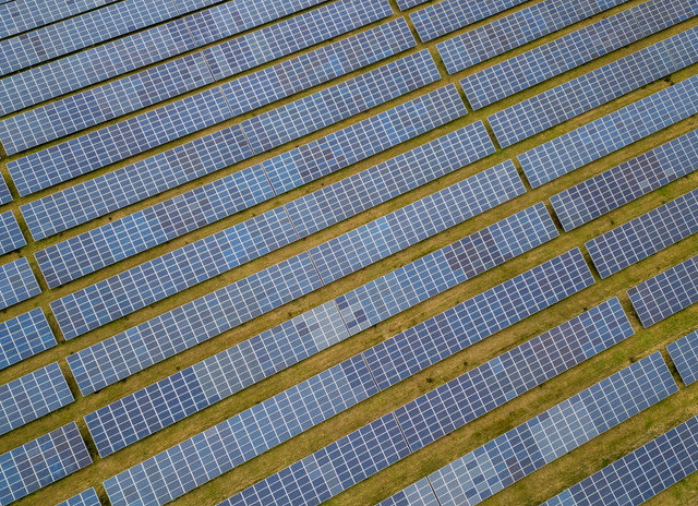 Una vista con drones muestra filas de paneles solares como parte del Shotwick Solar Park en Shotwick, Gran Bretaña, el 17 de marzo de 2025. REUTERS/Phil Noble