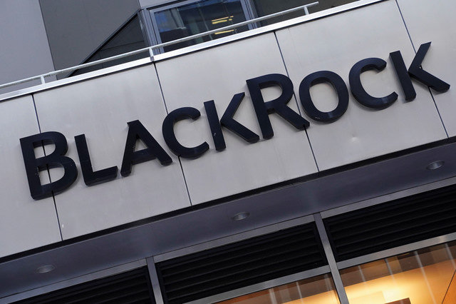 Biểu tượng BlackRock được nhìn thấy bên ngoài trụ sở chính của họ ở quận Manhattan thuộc thành phố New York, New York, Hoa Kỳ, ngày 25 tháng 5 năm 2021. REUTERS/Carlo Allegri