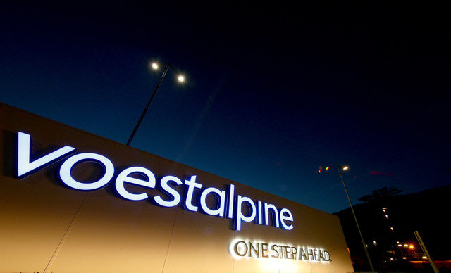 โลโก้ที่มีแสงไฟส่องสว่างของบริษัทผู้ผลิตเหล็ก Voestalpine ตั้งอยู่ด้านหน้าโรงงานเหล็ก Donawitz ในเมืองเลโอเบน ประเทศออสเตรีย เมื่อวันที่ 9 สิงหาคม 2019 REUTERS/Lisi Niesner/File Photo